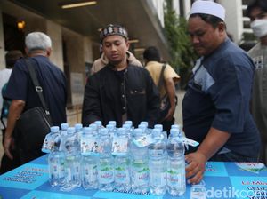 Masjid Istiqlal Gelar Bukber, Warga Sudah Antre Sejak Jam 4 Sore Masjid Istiqlal Gelar Bukber, Warga Sudah Antre Sejak Jam 4 Sore