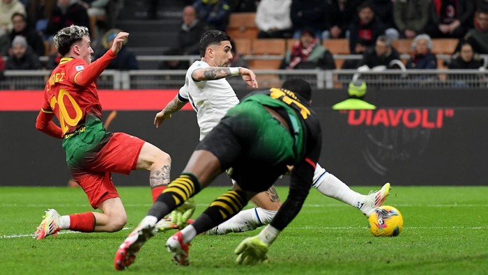 MILAN, ITALY - MARCH 02: Mattia Zaccagni of SS Lazio scores scoring the opening goal during the Serie match between Milan and Lazio at Stadio Giuseppe Meazza on March 02, 2025 in Milan, Italy. (Photo by Marco Rosi - SS Lazio/Getty Images)