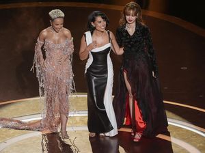 Video: Lisa, Doja Cat dan RAYE Bawakan Tribut untuk James Bond di Oscar Video: Lisa, Doja Cat dan RAYE Bawakan Tribut untuk James Bond di Oscar