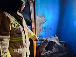 Kelamaan Nyolok Charger, Rumah Warga Pademangan Jakut Kebakaran