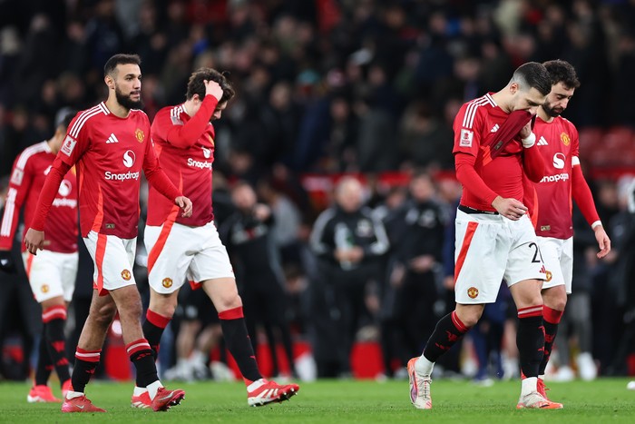 MANCHESTER, ENGLAND - MARCH 2: Dejected players of Manchester United after losing the penalty shoot out during the Emirates FA Cup Fifth Round match between Manchester United and Fulham at Old Trafford on March 2, 2025 in Manchester, England. (Photo by Robbie Jay Barratt - AMA/Getty Images)