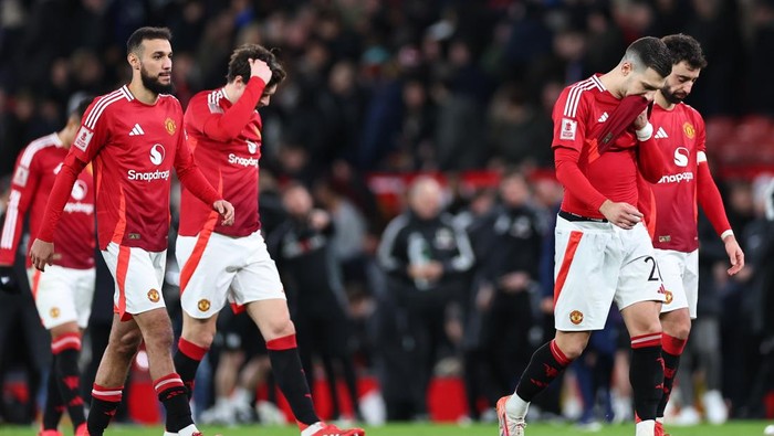 MANCHESTER, ENGLAND - MARCH 2: Dejected players of Manchester United after losing the penalty shoot out during the Emirates FA Cup Fifth Round match between Manchester United and Fulham at Old Trafford on March 2, 2025 in Manchester, England. (Photo by Robbie Jay Barratt - AMA/Getty Images)