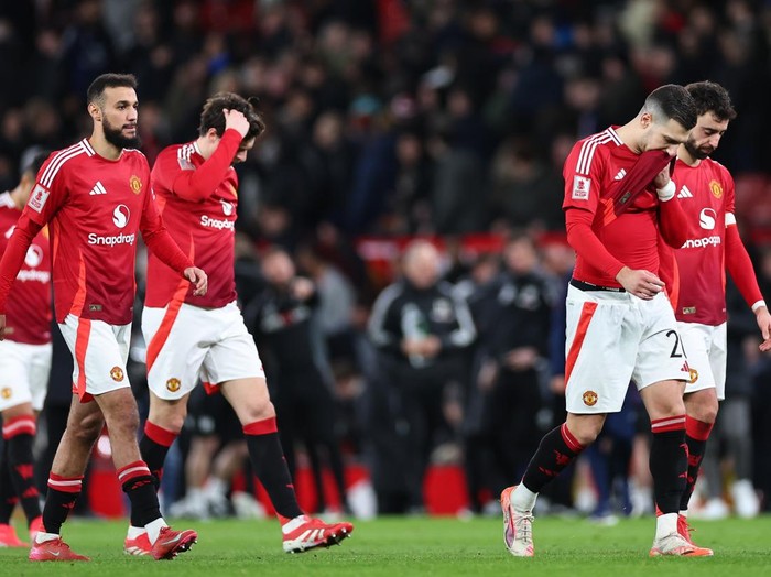 MANCHESTER, ENGLAND - MARCH 2: Dejected players of Manchester United after losing the penalty shoot out during the Emirates FA Cup Fifth Round match between Manchester United and Fulham at Old Trafford on March 2, 2025 in Manchester, England. (Photo by Robbie Jay Barratt - AMA/Getty Images)