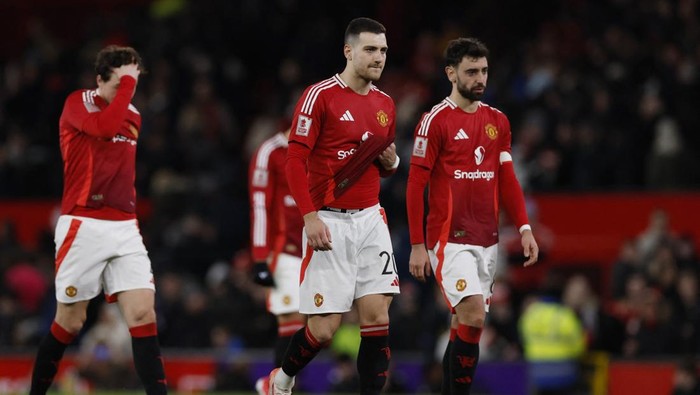 Soccer Football - FA Cup - Fifth Round - Manchester United v Fulham - Old Trafford, Manchester, Britain - March 2, 2025 Manchester Uniteds Diogo Dalot and Bruno Fernandes look dejected after the match Action Images via Reuters/Jason Cairnduff