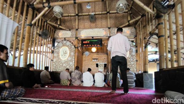 Sejuknya Masjid Bambu di Cirebon