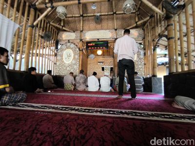 Sejuknya Masjid Bambu di Cirebon