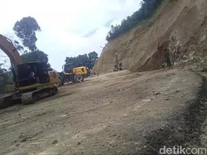 Jalur Lumajang-Malang Kembali Dibuka Usai Material Longsor Dibersihkan