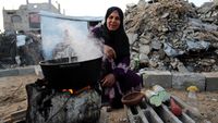 Melihat Warga Gaza Menyiapkan Menu Berbuka di Reruntuhan Bangunan