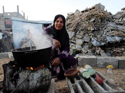 Melihat Warga Gaza Menyiapkan Menu Berbuka di Reruntuhan Bangunan