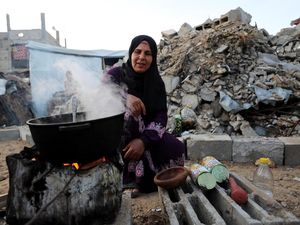 Melihat Warga Gaza Menyiapkan Menu Berbuka di Reruntuhan Bangunan