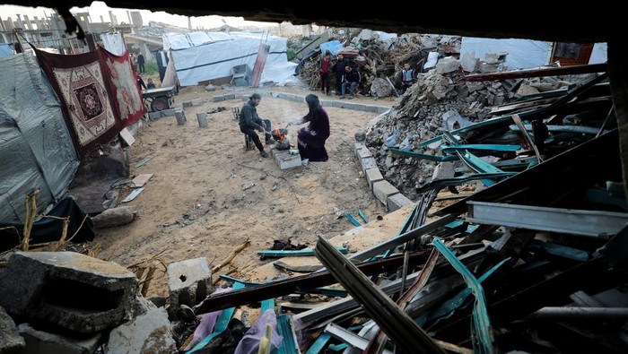 A Palestinian family prepares Iftar meals to break the fast, during the holy month of Ramadan, at Jabalia refugee camp in northern Gaza Strip, March 2, 2025. REUTERS/Mahmoud Issa Iѕrаеl putus listrik Gаzа