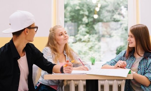 Membuat Bucket List dan Menulis Surat/Foto: Freepik.com/Freepik Membuat Bucket List dan Menulis Surat/Foto: Freepik.com/Freepik