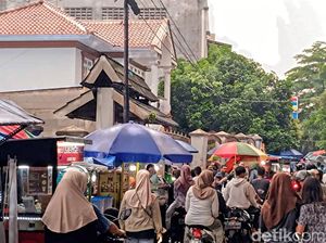 Desak-desakan Demi Seporsi Gorengan dan Es Buah di Palabuhanratu Desak-desakan Demi Seporsi Gorengan dan Es Buah di Palabuhanratu