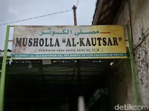 Menilik Mushola Al-Kautsar, Dibangun Abad ke-18 dan Dikhusus Jemaah Laki-laki Menilik Mushola Al-Kautsar, Dibangun Abad ke-18 dan Dikhusus Jemaah Laki-laki
