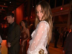 Olivia Wilde Tampil dengan Naked Dress di Oscars 2025, Dikritik Netizen Olivia Wilde Tampil dengan Naked Dress di Oscars 2025, Dikritik Netizen