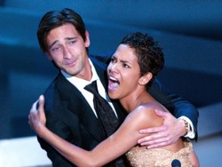 Video: Momen Halle Berry Cium Adrien Brody di Red Carpet Oscar 2025