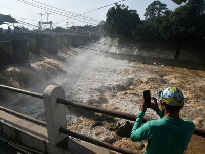 Penampakan Derasnya Aliran Air di Bendung Katulampa Bogor