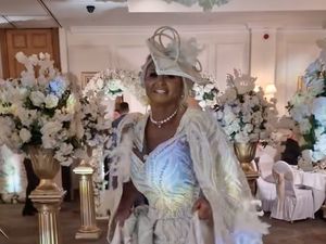 Viral Penampilan Heboh Ibu Pengantin yang Curi Sorotan, Banjir Nyinyiran Viral Penampilan Heboh Ibu Pengantin yang Curi Sorotan, Banjir Nyinyiran