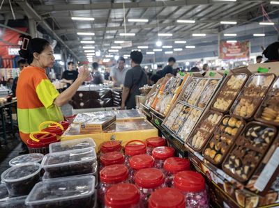 Berkah Ramadan, Omzet Pedagang Sentra Kue Subuh Senen Meningkat