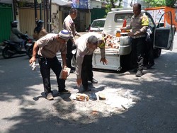 Minimalisasi Kecelakaan, Polisi Tambal Jalan Berlubang di Pantura Pasuruan