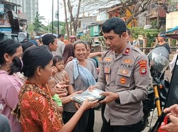 Polisi Keliling Bagikan Takjil ke Pemulung di Kelapa Gading