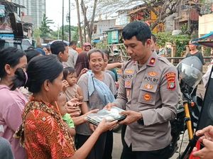 Polisi Keliling Bagikan Takjil ke Pemulung di Kelapa Gading Polisi Keliling Bagikan Takjil ke Pemulung di Kelapa Gading