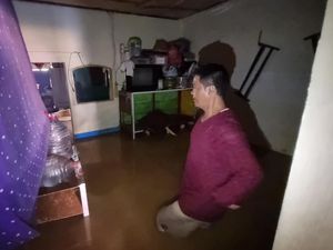 Cerita Warga Pejaten Kena Banjir Saat Tidur, Selamatkan Harta di Loteng Cerita Warga Pejaten Kena Banjir Saat Tidur, Selamatkan Harta di Loteng