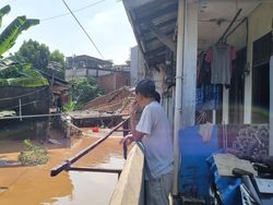 Potret Terkini Banjir di Pejaten Jaksel, Air Hampir Setinggi Atap Rumah