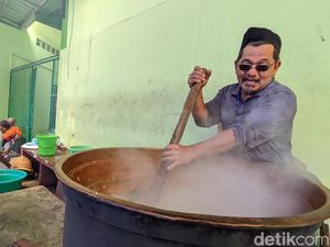 Mengintip Proses Masak Bubur India Legendaris di Masjid Pekojan Semarang Mengintip Proses Masak Bubur India Legendaris di Masjid Pekojan Semarang