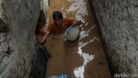 Rawajati Jakarta Kebanjiran, Warga Sibuk Evakuasi Diri