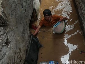 Rawajati Jakarta Kebanjiran, Warga Sibuk Evakuasi Diri Rawajati Jakarta Kebanjiran, Warga Sibuk Evakuasi Diri