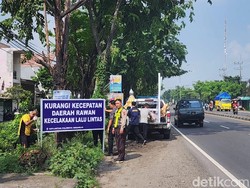 Satlantas Polresta Sidoarjo Pasang Papan Imbauan di Titik Rawan Kecelakaan