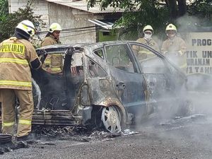 Mobil Mercy Terbakar di Flyover Klender Jaktim, Damkar Dikerahkan