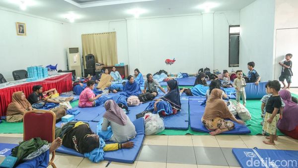 Sebagian Warga Bidara Cina Terdampak Banjir Mengungsi ke Kelurahan