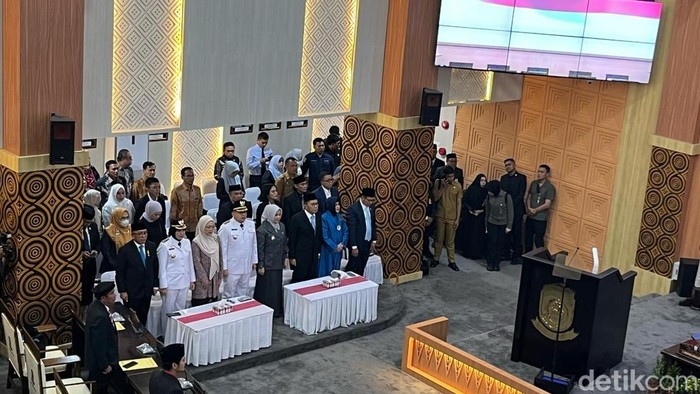Serah terima jabatan wali kota Makassar dalam rapat paripurna DPRD Makassar.
