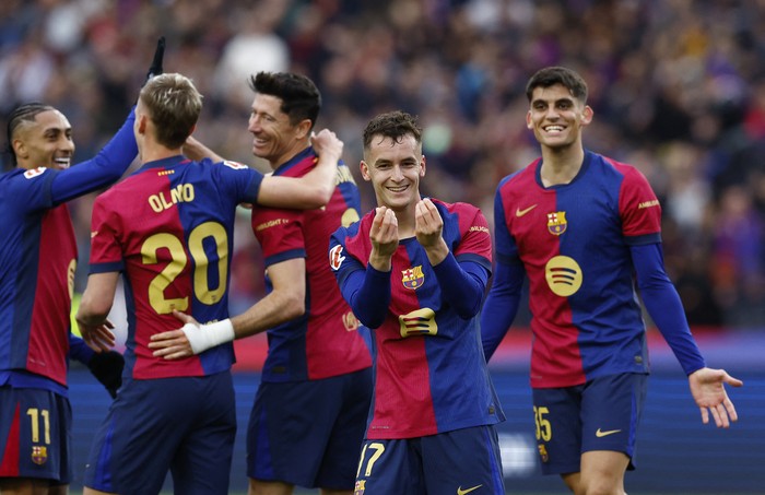 Soccer Football - LaLiga - FC Barcelona v Real Sociedad - Estadi Olimpic Lluis Companys, Barcelona, Spain - March 2, 2025 FC Barcelona's Marc Casado celebrates scoring their second goal with teammates REUTERS/Albert Gea