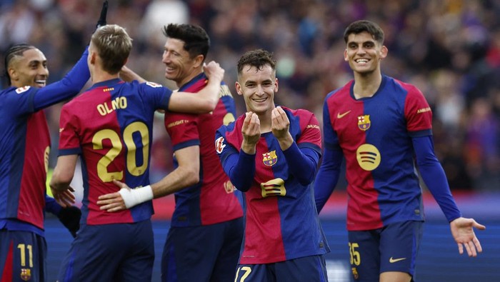 Soccer Football - LaLiga - FC Barcelona v Real Sociedad - Estadi Olimpic Lluis Companys, Barcelona, Spain - March 2, 2025 FC Barcelonas Marc Casado celebrates scoring their second goal with teammates REUTERS/Albert Gea