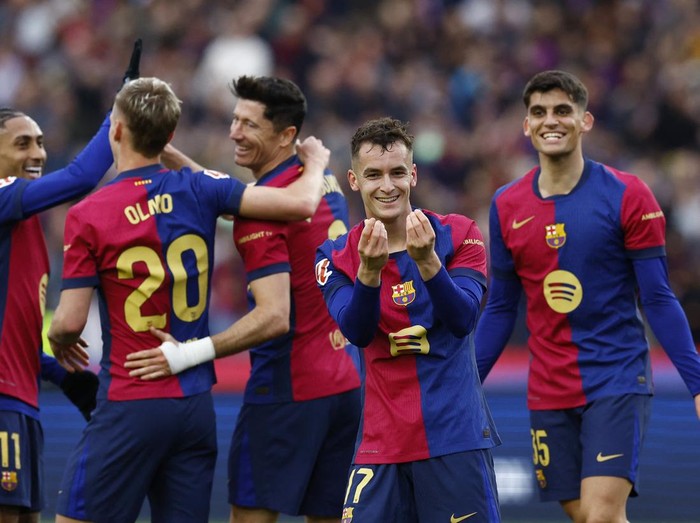 Soccer Football - LaLiga - FC Barcelona v Real Sociedad - Estadi Olimpic Lluis Companys, Barcelona, Spain - March 2, 2025 FC Barcelona's Marc Casado celebrates scoring their second goal with teammates REUTERS/Albert Gea