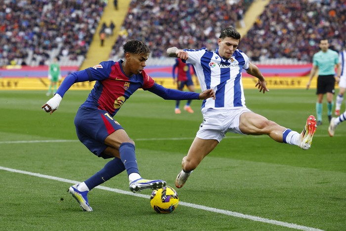Soccer Football - LaLiga - FC Barcelona v Real Sociedad - Estadi Olimpic Lluis Companys, Barcelona, Spain - March 2, 2025 FC Barcelonas Lamine Yamal in action with Real Sociedads Javi Lopez REUTERS/Albert Gea