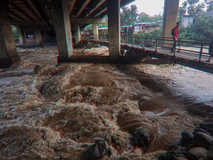 Sungai Ciliwung Bogor Meluap, Bendung Katulampa Siaga 1 Sungai Ciliwung Bogor Meluap, Bendung Katulampa Siaga 1