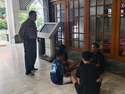 3 Remaja Balap Liar Tabrak Polisi di Jakut Dihukum Bersihkan Masjid