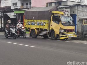 Brakk! Pajero Vs Truk Adu Banteng di Jakal Sleman