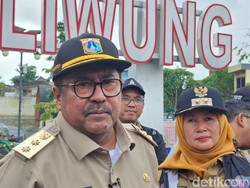 PDIP Membela Aksi Rano Karno Naik Perahu Karet Cek Banjir DKI