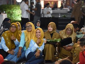 Sederhana, Mbak Vinanda Berbuka Nasi Bungkus Bareng Warga Kota Kediri