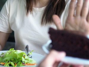 Wanita Ini Sudah Tak Makan Selama 10 Tahun, Karena Hal Ini! Wanita Ini Sudah Tak Makan Selama 10 Tahun, Karena Hal Ini!