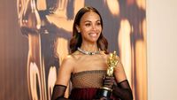 7 Foto Zoe Saldana Raih Piala Oscar Pertama, Tampil dengan Tren Bubble Dress