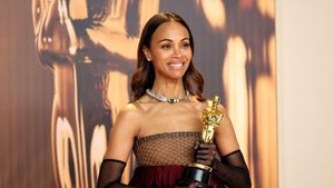 7 Foto Zoe Saldana Raih Piala Oscar Pertama, Tampil dengan Tren Bubble Dress