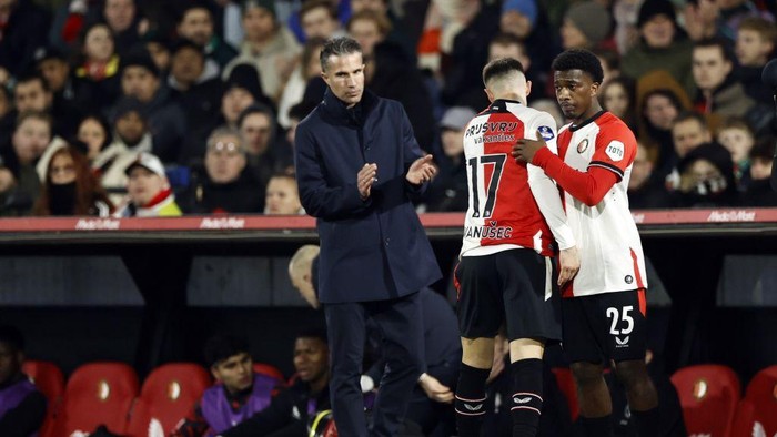 ROTTERDAM - (l-r)Feyenoord coach Robin van Persie, Luka Ivanusec of Feyenoord, Shiloh t Zand of Feyenoord during the Dutch Eredivisie match between Feyenoord and NEC at Feyenoord Stadium de Kuip on March 1, 2025 in Rotterdam, Netherlands. ANP MAURICE VAN STEEN (Photo by ANP via Getty Images)