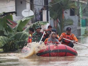 Banjir 3 Meter, Warga Perumahan Jaka Kencana Bekasi Dievakuasi
