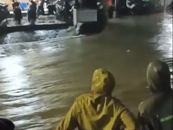 Video: Sejumlah Titik di Bekasi Kebanjiran Setelah Diguyur Hujan Deras
